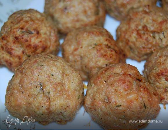 Противень смазать сливочным маслом, выложить на него фрикадельки и запечь их в духовке при температуре 150-170 градусов 10-15 минут (проверяйте готовность в зависимости от размера фрикаделек).