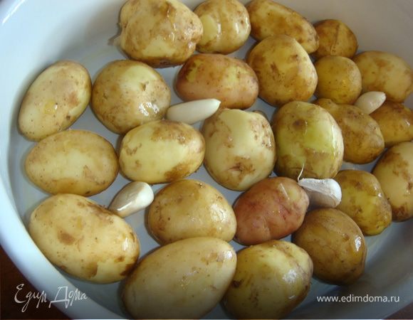 Духовку нагреть до 180С. 
Картофель тщательно промыть, наколоть вилкой отправить в духовку на 1 час.
