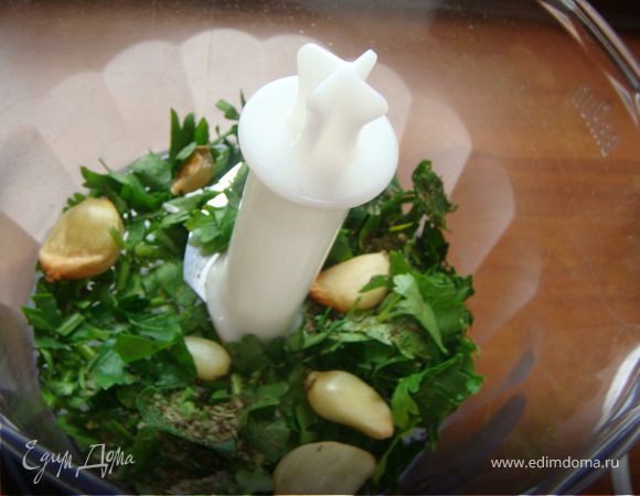 Тем временем приготовить соус. Оборвать листья мяты и отложить в сторону. Стебли порубить, добавить дольки чеснока и оливковое масло и  пробить в блендере. 