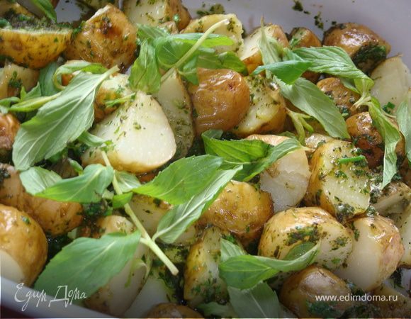 Готовый картофель оставить целиком или нарезать на две части, залить получившимся соусом, дать пропитаться мнут 5, присыпать листиками мяты и немедленно подавать. 