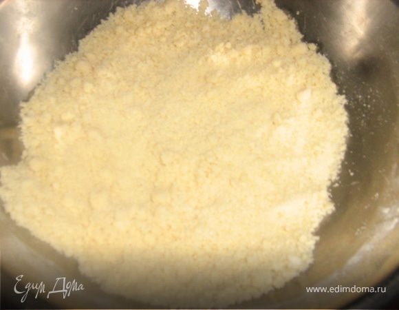 Масло порезать на кусочки, добавить муку и сахар, размять руками, пока масса не превратится в очень мелкую крошку. Орехи очистить, измельчить, смешать с крошкой.