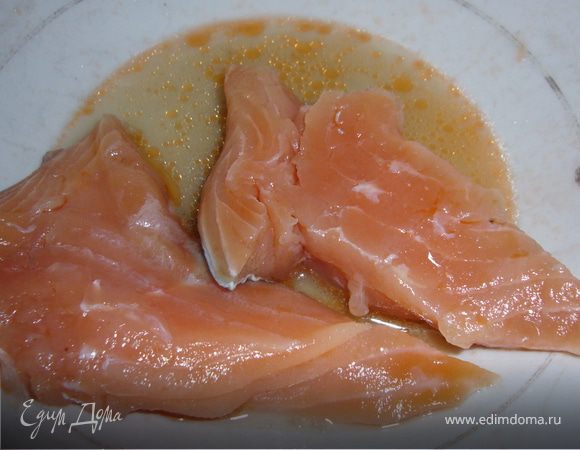 Лук очистить,мелко порубить и обжарить в растопленном сливочном масле.Потушить и влить сливки.Тушить 4 мин без крышки.Посолить,поперчитьДобавить филе нарезанное на куски,и цедра и 2 ст. л. лимонного сока.Пропарить ещё 2 мин и выключить огонь.Посыпать зеленью и подать с отварным картофелем.