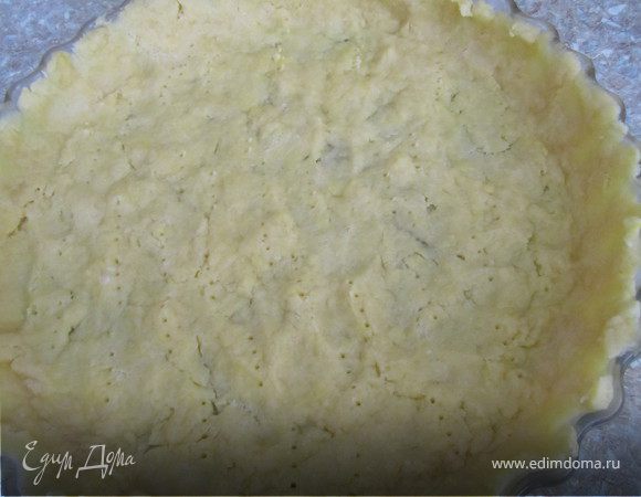 Выложить тесто в форму, разровнять.