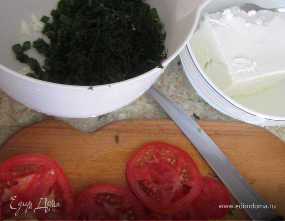Нарезать зелень и помидоры.