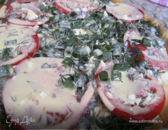 Вылить соус на помидоры.