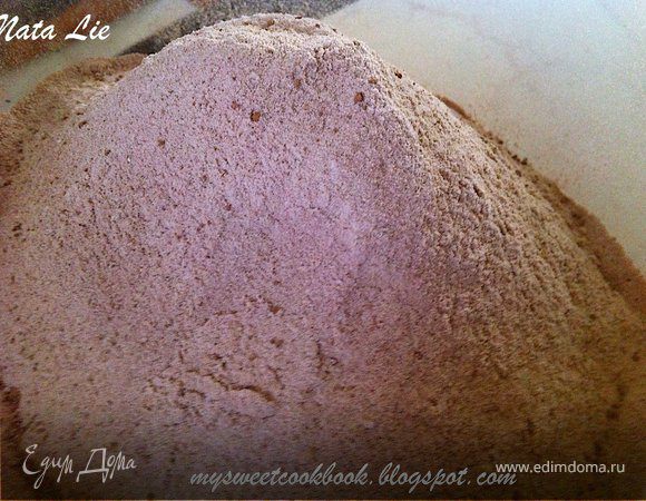 Данный бисквит можно выпекать как в духовке, так и в мультиварке. Мне больше понравился второй вариант и я решила протестировать свою мультиварку на предмет проф пригодности к выпечке;) Скажу сразу: результат превзошел все мои ожидания! Бисквит совершенный! Немного влажный внутри, и не сильно сладкий, как я боялась...
Итак, для начала...
Смешать муку, какао, соду, разрыхлитель и соль.