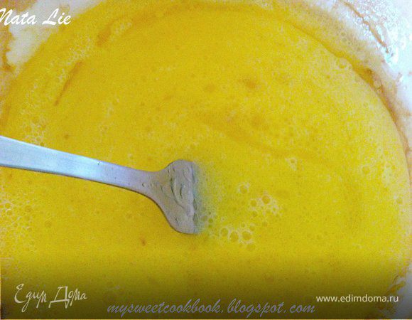 Добавить сахар, все хорошенько перемешать.
В большой миске яйца немного взбить венчиком, добавить растительное масло, ваниль, перемешать.