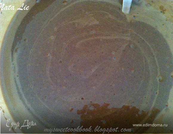 Добавить стакан горячего эспрессо. Перемешать. В обычном рецепте -добавляют стакан кипятка- именно из-за него тесто поднимается и пропекается хорошо (лучше действует сода и разрыхлитель)
