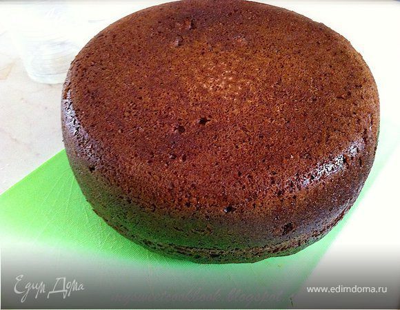 Перелить в форму для выпечки. Если выпекать в духовке, на дно формы постелить пергамент.
Выпекать в режиме "Выпечка" надо было 80 минут. Но у меня максимальное время на мультиварке было 60 минут. Поэтому я выпекала 60 минут, а потом еще добавила 20 минут. Как по мне, можно было бы добавить еще минут 5. Для тех, кто выпекает в духовом шкафу: Духовка- 180С, выпекать в смазанной маслом форме, диаметром  не менее 23 см. минут 25-30...Корж получается высокий. Дать остыть, не вынимая из формы 10 минут. потом достать из формы. Оставить на 12 часов. Не накрывать. 