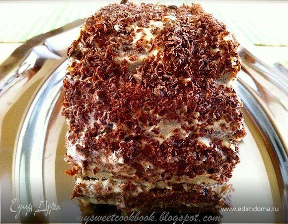 Разрезать на коржи. Смазать кремом (да простят меня читатели...спешила, ингредиентов для крема не было....поэтому  я взбила со стаканом молока готовый крем)- это было ошибкой :(  украсить тертым шоколадом. Дать коржам пропитаться кремом. Отправить в холодильник.