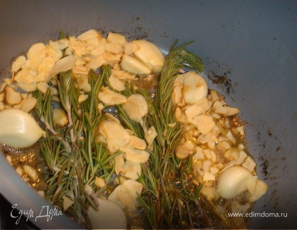 Чеснок и веточки розмарина заложить в кастрюльку и потушить минут пять,