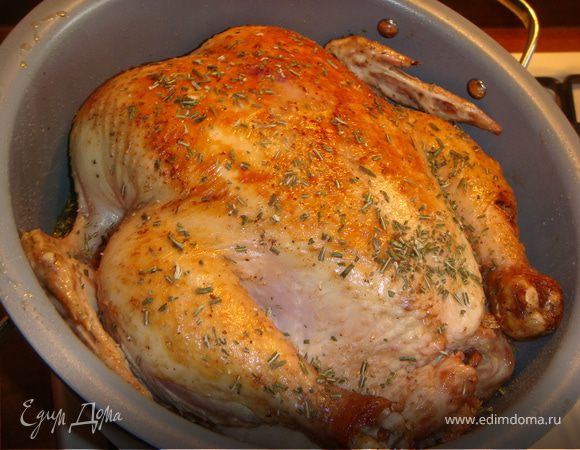 опять заложить курицу, влить вино и посыпать измельченными листиками розмарина. На медленном огне довести до кипения.