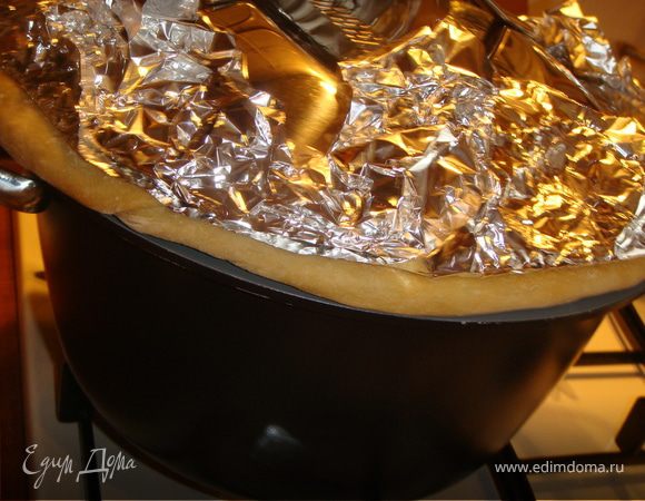 Положить сверху фольгу, а уже на нее крышку, плотно прижать.
Отправить в духовку на 3 часа, затем открыть крышку, прибавить температуру до 220С и запекать еще 10 мин.