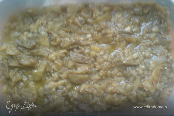 баклажаны почистить /дать полежать в солёной воде 20 минут/нарезать брусочками,добавить половину порции лука,соль,перец и обжарить до готовности на оливковом масле,в конце добавить чеснок