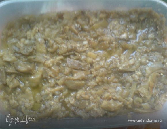 баклажаны почистить /дать полежать в солёной воде 20 минут/нарезать брусочками,добавить половину порции лука,соль,перец и обжарить до готовности на оливковом масле,в конце добавить чеснок