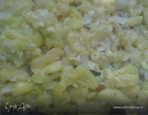 кабачки почистить и нарезать брусочками,посолить ,поперчить и обжарить с оставшимися луком,чесноком