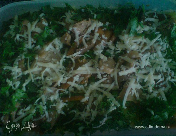 на кабачки слой грибов,зелень и тёртый сыр,посыпанный майораном.охладить.