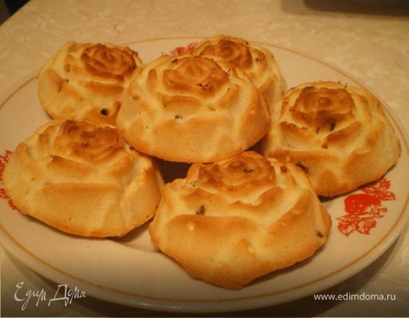 Яйцо взбить с сахаром, добавить размягчённое сливочное масло, сметану, продолжать взбивать. Муку соединить с ванильным сахаром, разрыхлителем и хорошо перемешать. Добавить суку с наполнителями к яичной смеси,добавить изюм (предварительно замочить его в воде) , замесить тесто. Разложить тесто по формочкам (заполнив их на 2/3) и выпекать в течение 30-40 минут при температуре 180 С. 

