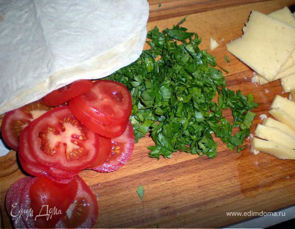 Лаваш разрезать на 4 части,
помидоры нарезать колечками,
зелень порубить,
сыр нарезать ломтиками.