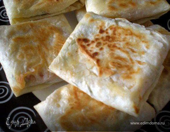 Можно в начинку добавить колбасу или ветчину,будет посытнее.Или любые другие любимые вами продукты.