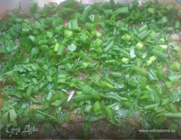 слой нарезанного зелёного лука
