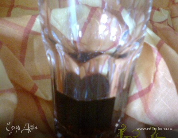 В бокал на 1/3 наливаем ликер.