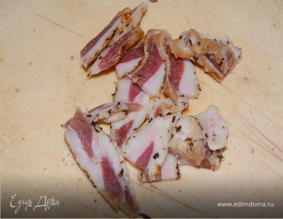 Сначала я обжарила панчетту на сковородке, можно не резать ее сильно тонко, а то вы ее в пироге и не почувствуете.