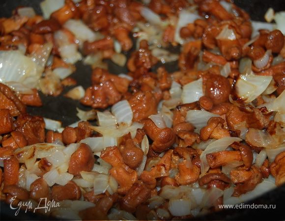 Панчетту отставляем в сторону и на этой же сковородке обжариваю грибы с репчатым луком. Почему не обжарить их вместе? Грибы я мыла и перебирала, влага на них осталась по-любому, и если их обжаривать с панчеттой одновременно, то боюсь она не получилась бы такая сухая и хрустящая, как мне надо было.