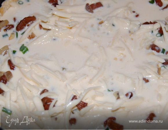 Заливаем сливочную смесь на пирог и отправляем в разогретую духовку минут на 30.