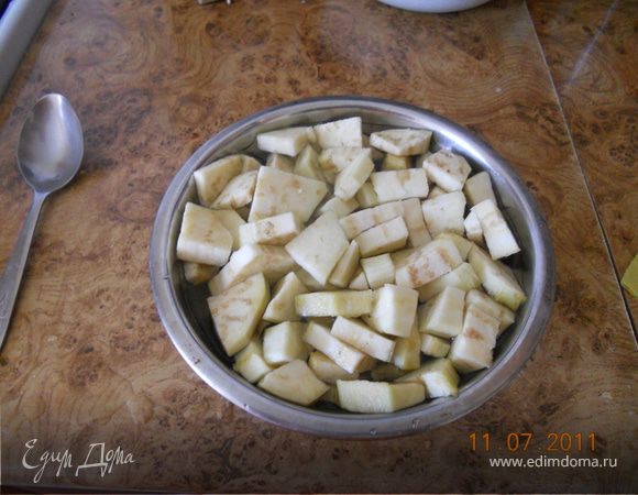 баклажаны  нарезаем на мелкие кубики и заливаем подсоленой водой, оставляем на 30 мин