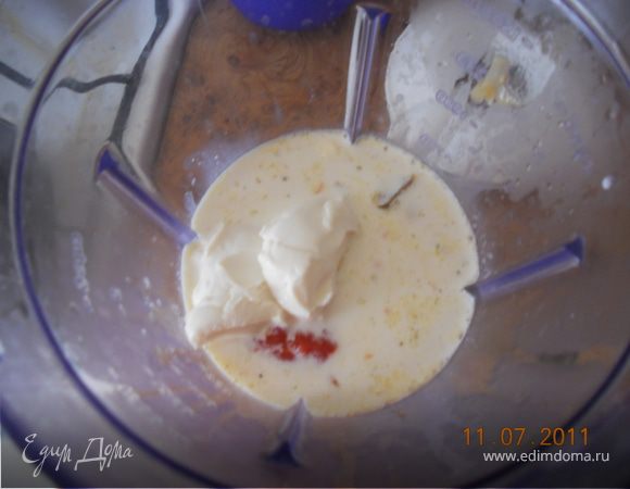  туда же в блендер добавляем сыр и 100 мл сливок и запеченый помидор с честноком, солим и взбиваем до однородной массы!