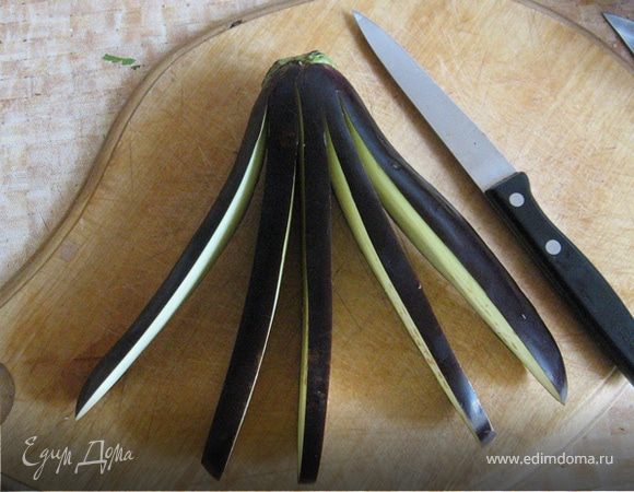 У баклажана отрезать хвостики и сделать продольные надрезы до самой шляпки. Теперь баклажан надо посолить и оставить, чтоб горечь ушла.