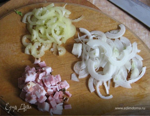 Подчеревок нарезать мелкими кубиками, лук полукольцами, а половинку перца разрезать пополам и поперк тоненько.