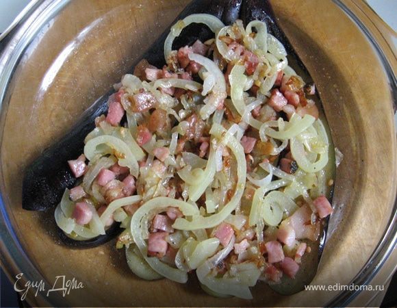 Прямо со сковроды переложим на баклажан начинку. Жирок не сцеживайте. Перекладывайте прямо как есть.