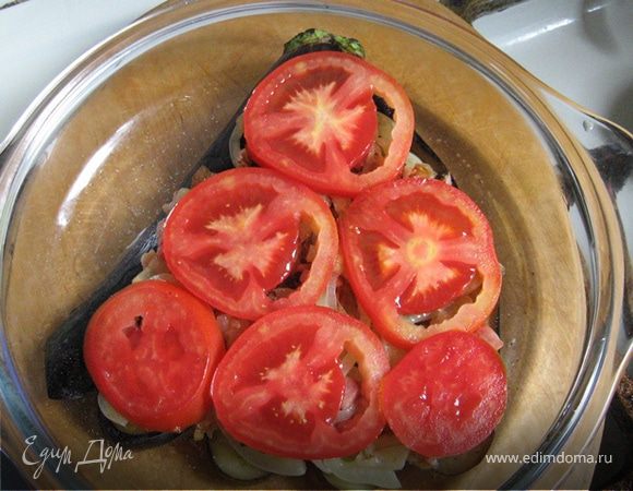 Сверху разложите кружки помидор и уберите в микроволновку на максимум мощности минут на 10. А протвень в духовку на 15 минут при 180С.