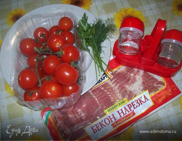 Шпажки на 20-30 минут замачиваем в холодной воде,что бы в процессе приголовления они у нас не сгорели..) моем помидоры, зелень так же моем и обсушиваем, зелень ООООчень мелко рубим.