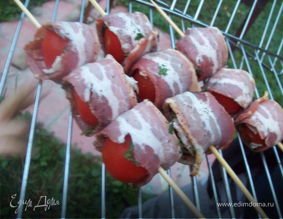 ломтик бекона перчим (если бекон у вас  пресноват то посолите), добавляем не много зелени, и заварачиваем помидор. накалываем на шпажку так, что бы бекон не развернулся. при желании помидор можно окунуть в бальзамический уксус.
Автор рецепта предагает за неимением бекона завернуть в сосиску или в ветчину..в сосиску заворачивать не вижу смысла..а вот хорошая слегка подкапченая ветчинка...очень даже может подойти.