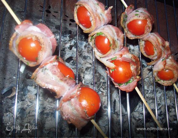 затем выложить шпажки на решетку и запекать, до красивого , слегка золотистого цвета бекона