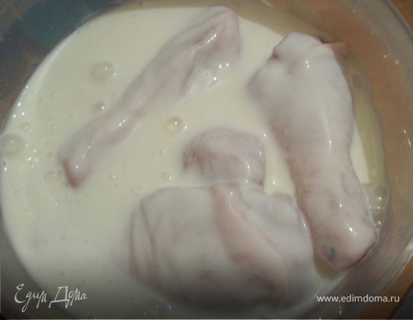 я делаю шашлык всегла на ночь...Итак, размоложенные куриные ножки заливаем кефиром