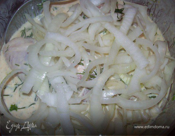 режем лук(режте как хотите, я резала полукольцами)