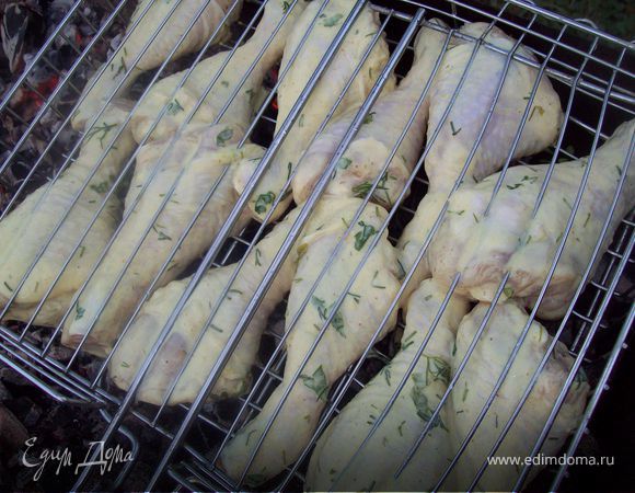 выкладываем кур на рештку и запекаем с двух сторон до головности. 