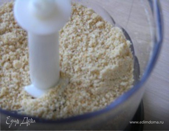 Для основы чизкейка измельчить печенье в блендере.