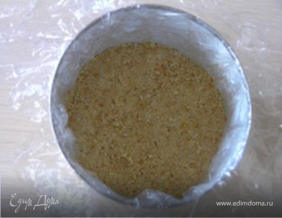 Форму для десерта застелить пищевой пленкой, выложить основу из печенья.