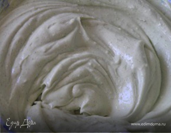 Сливки взбить с ванилином, добавить в мятную сырную массу, перемешать, затем добавить теплый желатин. Все тщательно перемешать.