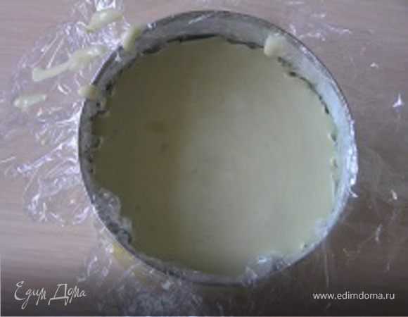 На основу из печенья выложить сырную массу, поставить в холодильник до застывания. Перед подачей десерт вынуть из формы, украсить по желанию.