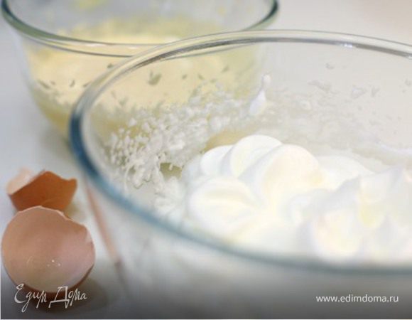 Сначала взбиваем желтки с сахаром (две трети) в тягучий светлый крем. Взбиваем белки до крепких пиков и добавляем оставшийся сахар, взбиваем до плотности хорошенько.
