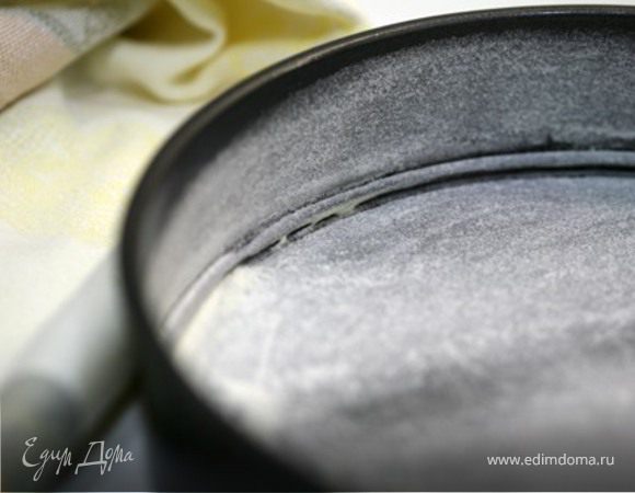 Выкладываем тесто в смазанную маслом и посыпанную мукой форму, разравниваем.