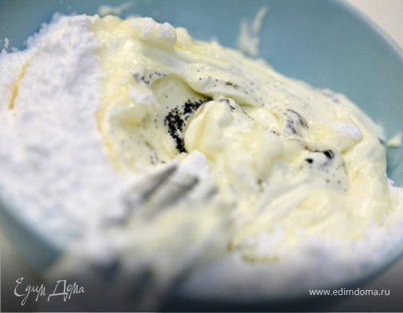 Готовим сметанный крем: 250г сметаны, 50г сахарной пудры, сердцевину ванильного стручка перемешиваем и оставляем ненадолго.
