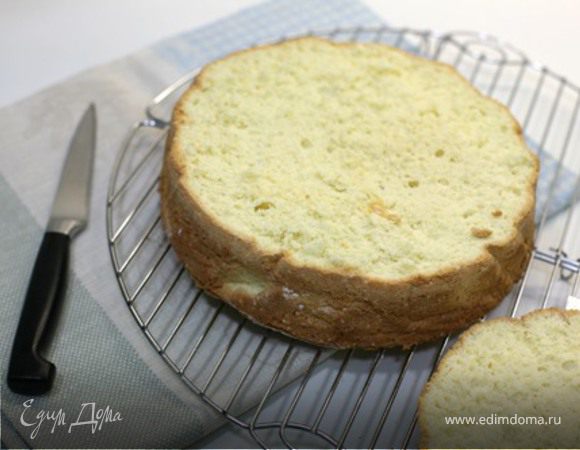 С бисквита срезаем верхнюю корочку.