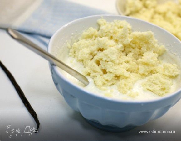 Извлекаем мякиш, чтобы получилась корзинка и добавляем вынутое к сметане. Перемешиваем